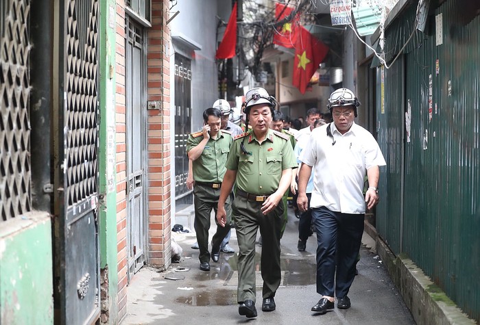 Vụ cháy nhà trọ ở Hà Nội làm 14 người chết: Phó Thủ tướng Trần Hồng Hà, Phó Chủ tịch Quốc hội Trần Quang Phương trực tiếp kiểm tra hiện trường- Ảnh 2.