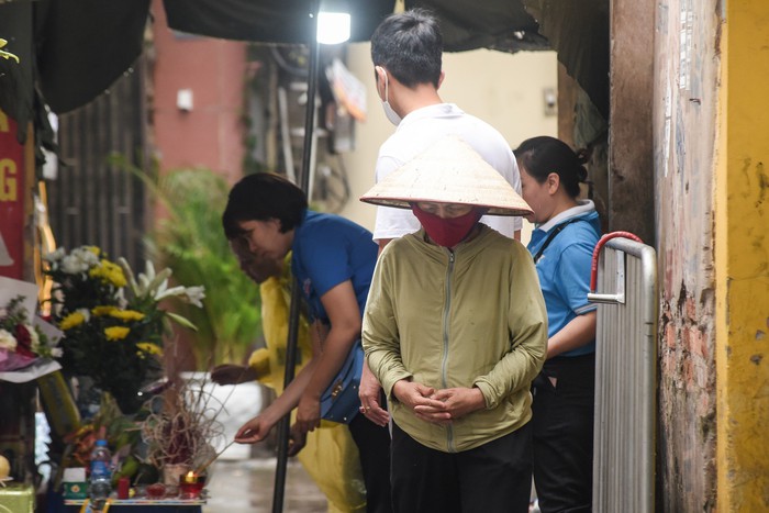 Nhiều người đến hiện trường thắp hương, vọng bái cho các nạn nhân vụ cháy nhà trọ- Ảnh 8.