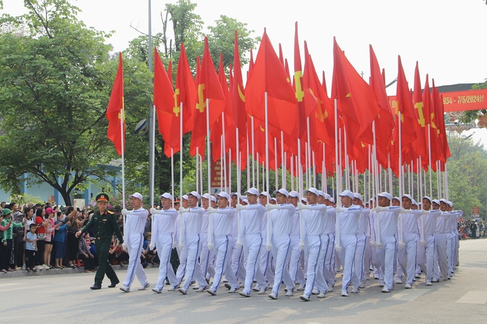Người dân đứng chật đường xem sơ duyệt Kỷ niệm 70 năm Chiến thắng Điện Biên Phủ- Ảnh 1.