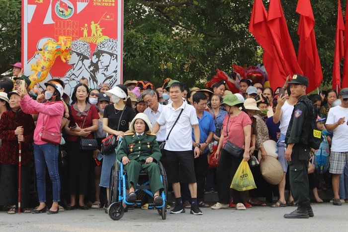 Người dân đứng chật đường xem sơ duyệt Kỷ niệm 70 năm Chiến thắng Điện Biên Phủ- Ảnh 17.