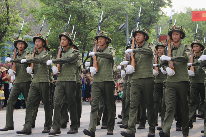 Người dân đứng chật đường xem sơ duyệt Kỷ niệm 70 năm Chiến thắng Điện Biên Phủ- Ảnh 7.