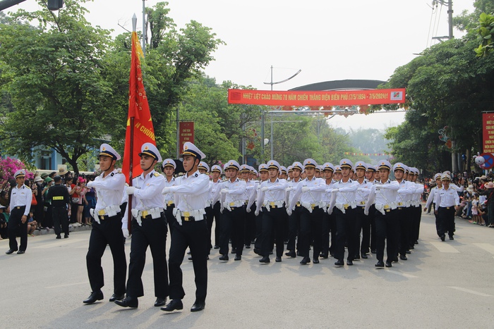 Người dân đứng chật đường xem sơ duyệt Kỷ niệm 70 năm Chiến thắng Điện Biên Phủ- Ảnh 9.