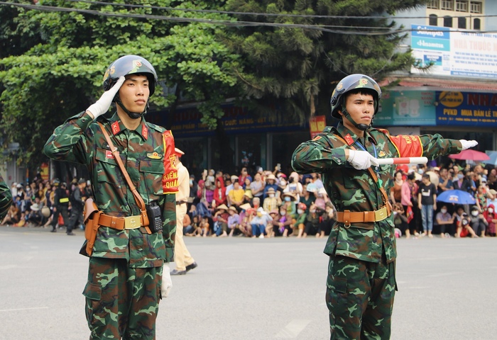 Người dân đứng chật đường xem sơ duyệt Kỷ niệm 70 năm Chiến thắng Điện Biên Phủ- Ảnh 10.