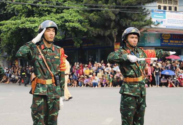 Người dân đứng chật đường xem sơ duyệt Kỷ niệm 70 năm Chiến thắng Điện Biên Phủ- Ảnh 10.