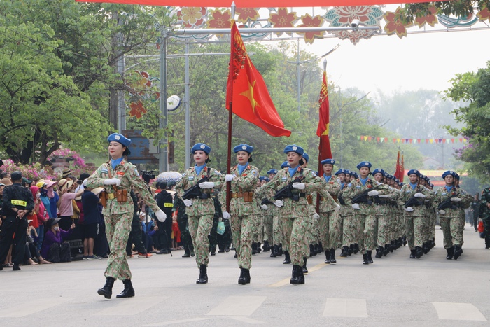 Người dân đứng chật đường xem sơ duyệt Kỷ niệm 70 năm Chiến thắng Điện Biên Phủ- Ảnh 5.