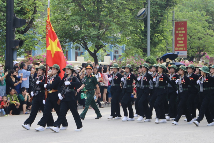 Người dân đứng chật đường xem sơ duyệt Kỷ niệm 70 năm Chiến thắng Điện Biên Phủ- Ảnh 12.