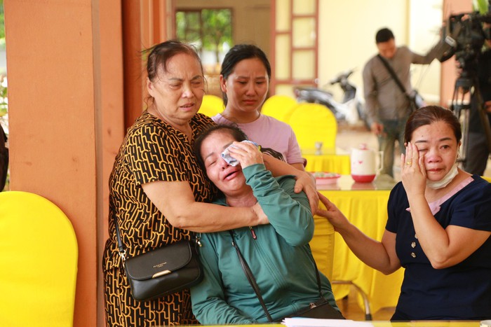 Người thân bàng hoàng trước tin cháu bé 5 tuổi qua đời do bị bỏ quên trên xe: 