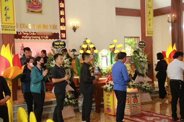 Xót xa đám tang của cháu bé 5 tuổi tử vong trên xe đưa đón ở Thái Bình- Ảnh 6.