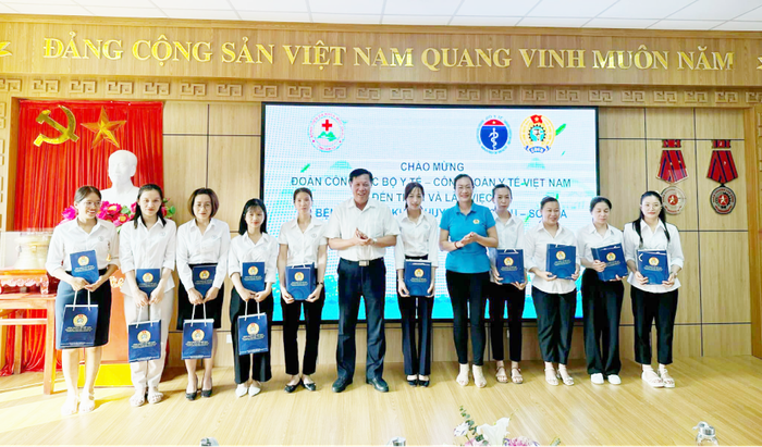Công đoàn Y tế Việt Nam bàn giao nhà công vụ cho Trung tâm y tế huyện Tuần Giáo, tỉnh Điện Biên - Ảnh 2.