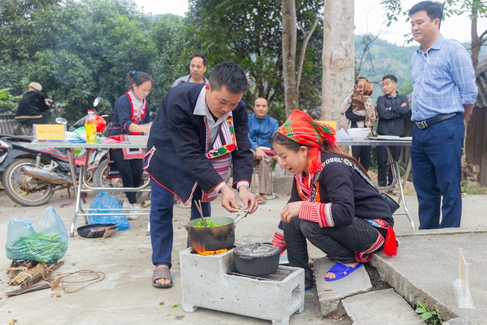 Phụ nữ, trẻ em dân tộc thiểu số vươn lên từ những hỗ trợ thiết thực - Ảnh 8.