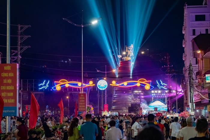 Bầu trời Điện Biên rực rỡ với màn trình diễn của 700 drone phát sáng, du khách và người dân thích thú ghi lại từng chi tiết- Ảnh 19.
