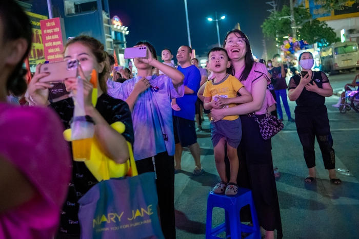 Bầu trời Điện Biên rực rỡ với màn trình diễn của 700 drone phát sáng, du khách và người dân thích thú ghi lại từng chi tiết- Ảnh 9.