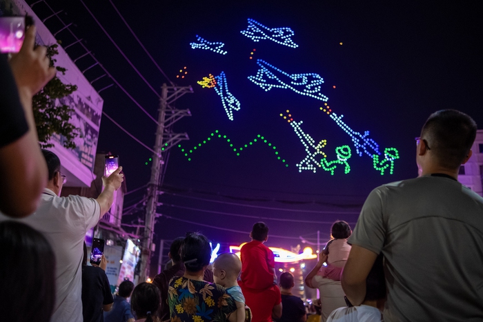 Bầu trời Điện Biên rực rỡ với màn trình diễn của 700 drone phát sáng, du khách và người dân thích thú ghi lại từng chi tiết- Ảnh 16.