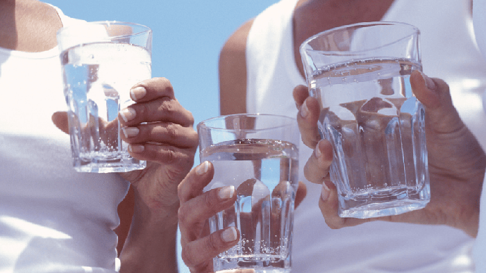 2 cách uống nước khiến thận chịu hành hạ mỗi ngày- Ảnh 1.