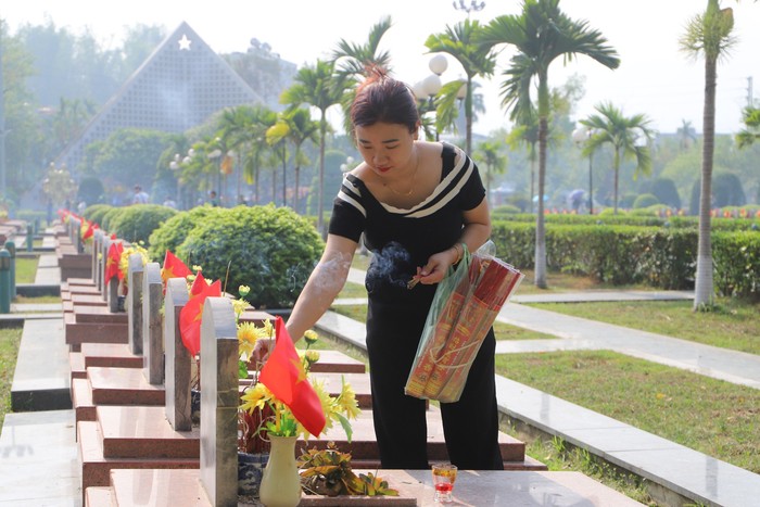 Các thế hệ người Việt tri ân chiến sĩ Điện Biên tại Nghĩa trang liệt sĩ A1- Ảnh 1.