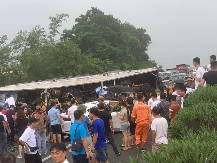 Tông xe liên hoàn trên cao tốc Nội Bài - Lào Cai, 6 phương tiện bị hư hỏng- Ảnh 1.