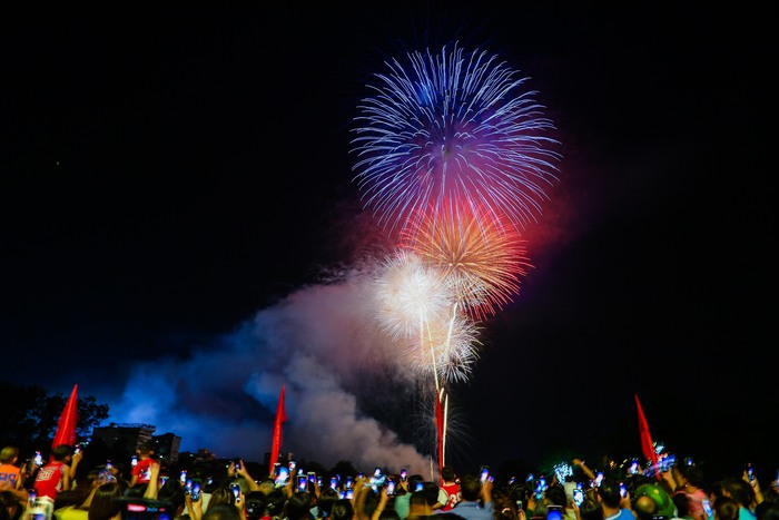 Mãn nhãn màn trình diễn pháo hoa trên bầu trời Điện Biên Phủ- Ảnh 2.