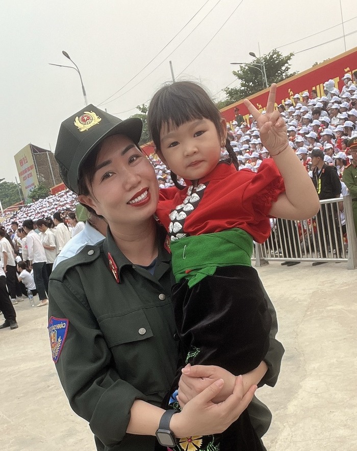 Các nữ chiến sĩ cảnh sát háo hức chờ được diễu binh Kỷ niệm 70 năm Chiến thắng Điện Biên Phủ- Ảnh 2.
