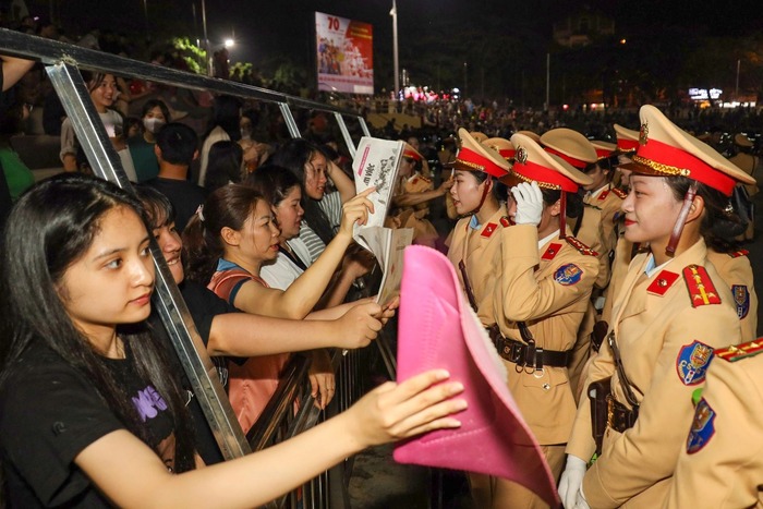 Các nữ chiến sĩ cảnh sát háo hức chờ được diễu binh Kỷ niệm 70 năm Chiến thắng Điện Biên Phủ- Ảnh 3.