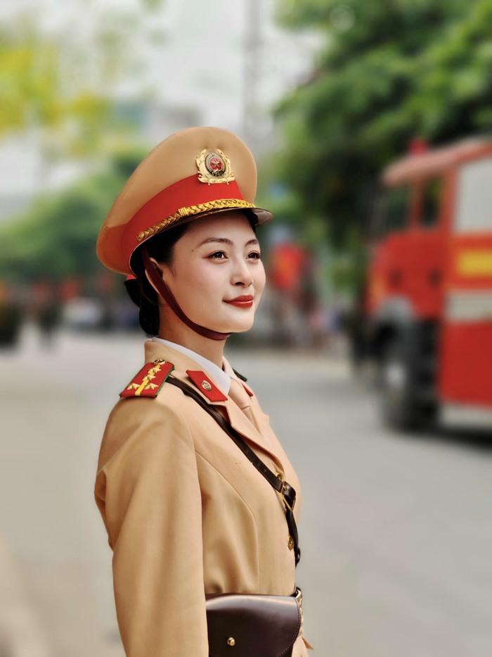 Các nữ chiến sĩ cảnh sát háo hức chờ được diễu binh Kỷ niệm 70 năm Chiến thắng Điện Biên Phủ- Ảnh 1.