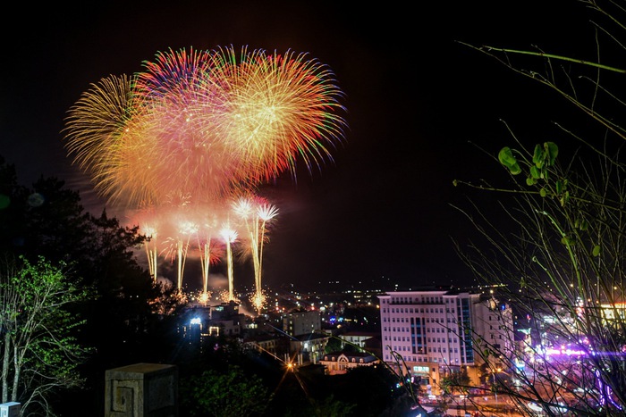 Mãn nhãn màn trình diễn pháo hoa trên bầu trời Điện Biên Phủ- Ảnh 1.