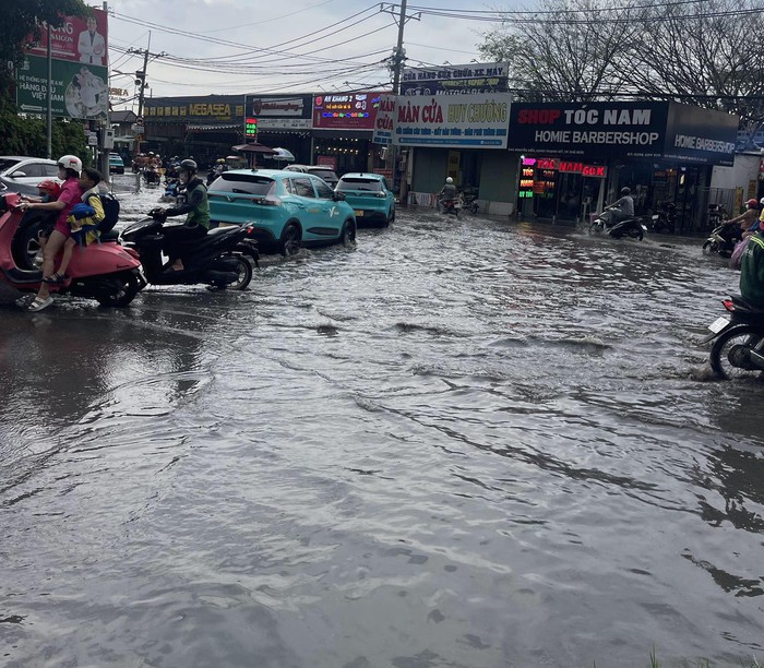 TPHCM: Mưa lớn nhất trong những ngày qua, đường ngập như sông, nhiều xe chết máy - Ảnh 9.