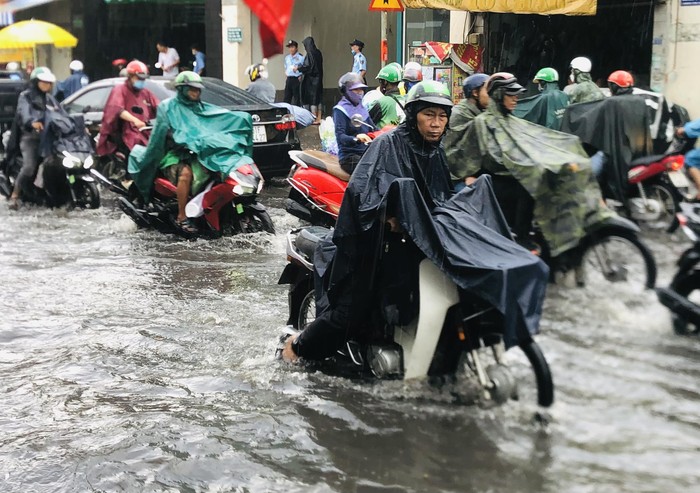 TPHCM: Mưa lớn nhất trong những ngày qua, đường ngập như sông, nhiều xe chết máy - Ảnh 6.
