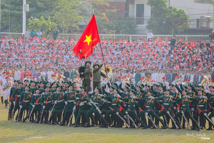 “Em bé Điện Biên” dưới mưa khiến triệu người xúc động: Vừa về đến nhà vẫn không quên hỏi mẹ “con cười có tươi không?”- Ảnh 10.