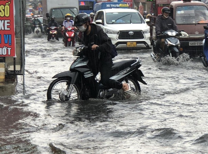 TPHCM: Mưa lớn nhất trong những ngày qua, đường ngập như sông, nhiều xe chết máy - Ảnh 3.