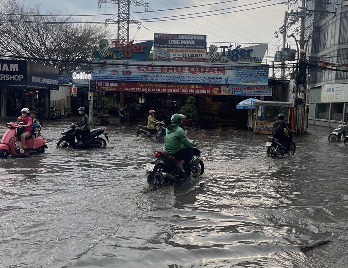 TPHCM: Mưa lớn nhất trong những ngày qua, đường ngập như sông, nhiều xe chết máy - Ảnh 8.