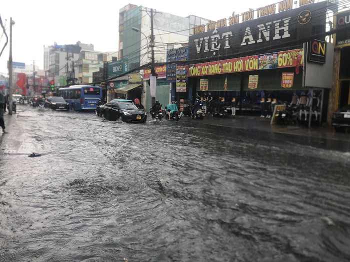 TPHCM: Mưa lớn nhất trong những ngày qua, đường ngập như sông, nhiều xe chết máy - Ảnh 1.