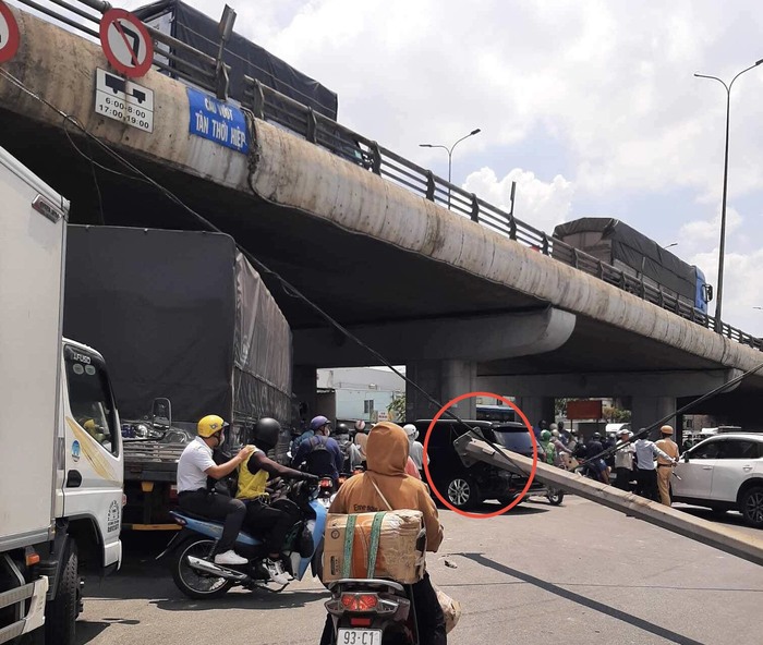 TPHCM: Trụ đèn “khủng” trên cầu ngã ầm xuống đường, đập trúng một phụ nữ đi xe máy- Ảnh 2.