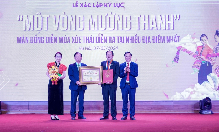 Tổ chức Kỷ lục Việt Nam trao chứng nhận Kỷ lục &quot;“Màn đồng diễn múa Xòe Thái diễn ra tại nhiều địa điểm nhất”