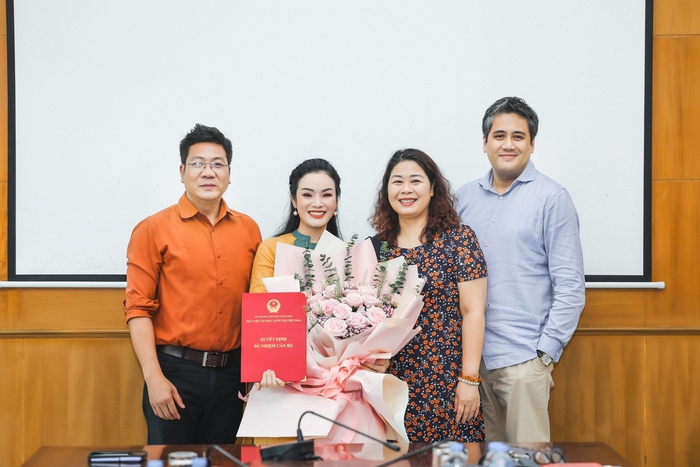 Ban Giám đốc Học viện Âm nhạc Quốc gia Việt Nam (gồm NSND Quốc Hưng, NSND Bùi Công Duy, bà Dương Thị Thanh Bình) trao quyết định và chúc mừng tân trưởng khoa Tân Nhàn