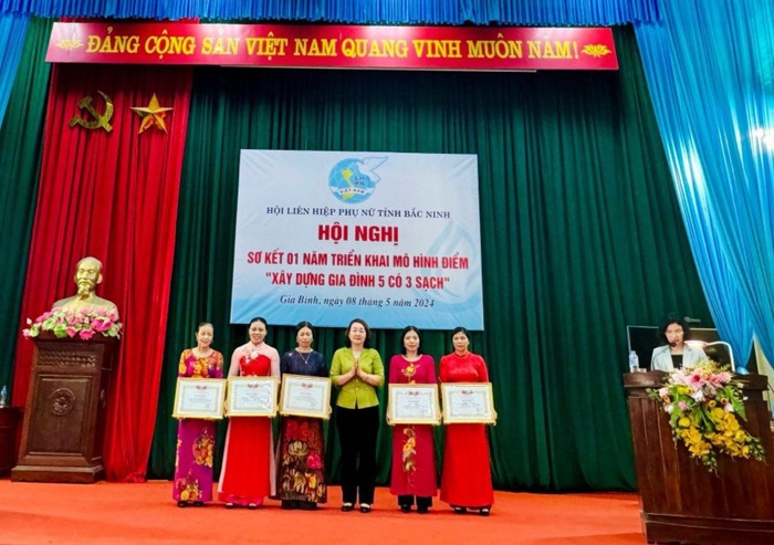 Hội LHPN Bắc Ninh: Sơ kết 1 năm triển khai mô hình điểm "Xây dựng gia đình 5 có, 3 sạch"- Ảnh 1.