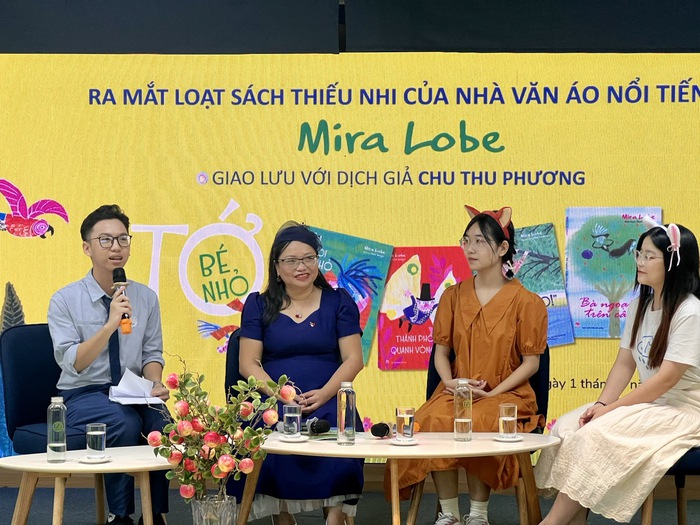 Dịch giả Chu Thu Phương (thứ 2 từ trái sang) giao lưu cùng độc giả