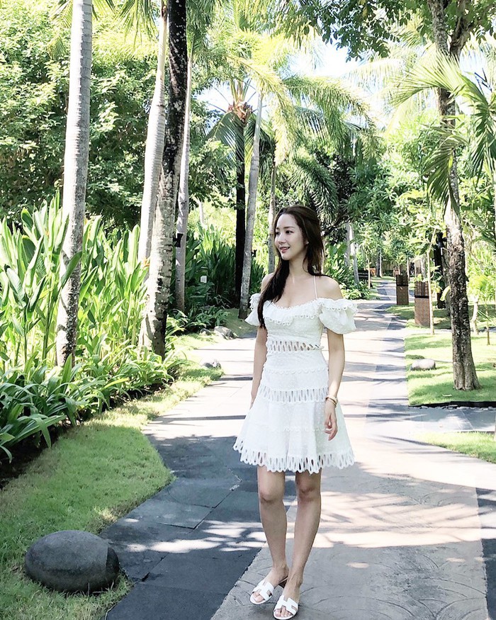 Tham khảo Park Min Young những set váy ngắn trẻ trung cho tuổi U40- Ảnh 3.