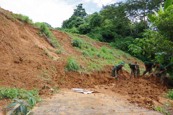 Bộ đội Biên phòng Hà Giang lội nước cùng dân di chuyển khỏi vùng nguy hiểm- Ảnh 2.