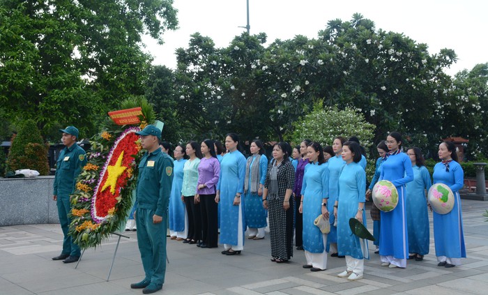 Đoàn đại biểu Hội LHPN Việt Nam dâng hương tại Nghĩa trang TPHCM- Ảnh 1.