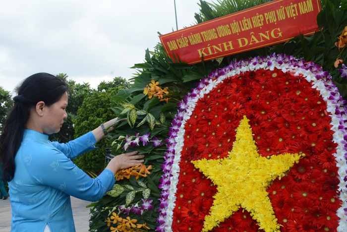 Đoàn đại biểu Hội LHPN Việt Nam dâng hương tại Nghĩa trang TPHCM- Ảnh 2.