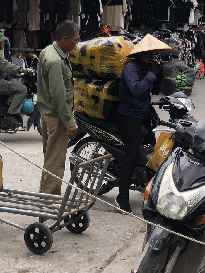 Lao động nữ bươn chải trong nắng nóng ở "thủ phủ thời trang" Ninh Hiệp- Ảnh 3.