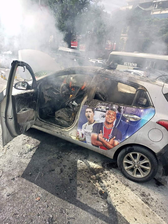 Một chiếc taxi bốc cháy dữ dội trên đường phố Hà Nội- Ảnh 1.