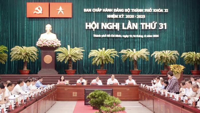 TPHCM: Triển khai 12 nhóm nhiệm vụ, giải pháp trọng tâm trong 6 tháng cuối năm - Ảnh 2.