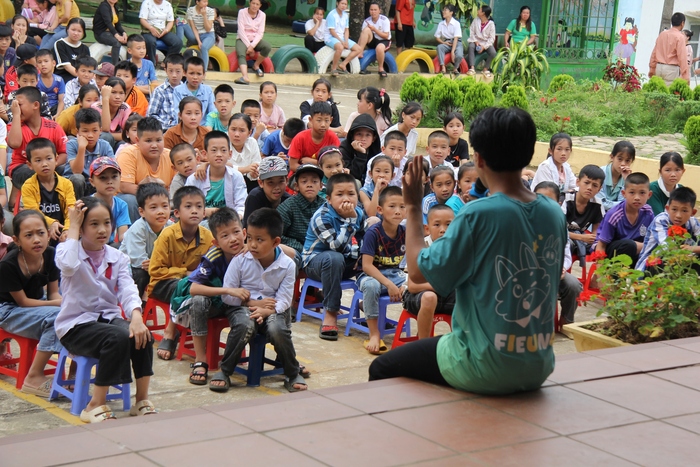 Mang yêu thương, tri thức đến với trẻ em dân tộc thiểu số tỉnh Hòa Bình - Ảnh 1.