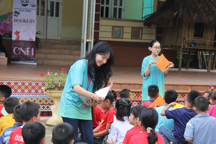 Mang yêu thương, tri thức đến với trẻ em dân tộc thiểu số tỉnh Hòa Bình - Ảnh 2.