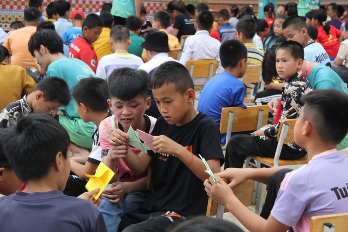 Mang yêu thương, tri thức đến với trẻ em dân tộc thiểu số tỉnh Hòa Bình - Ảnh 3.