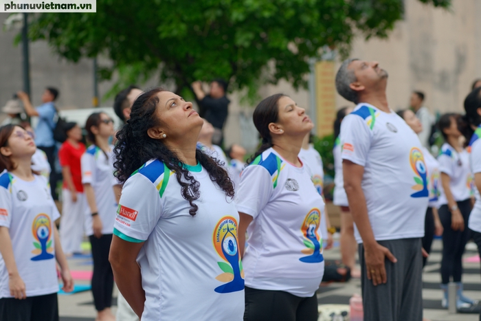 TPHCM: Hàng ngàn người đồng diễn Yoga trên phố đi bộ Nguyễn Huệ- Ảnh 4.