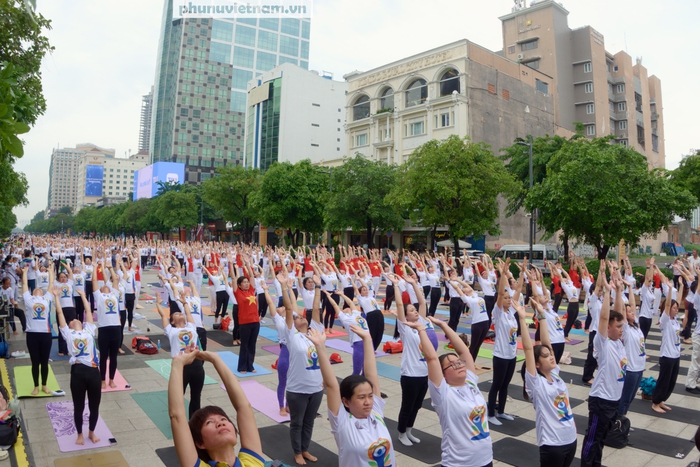 TPHCM: Hàng ngàn người đồng diễn Yoga trên phố đi bộ Nguyễn Huệ- Ảnh 5.