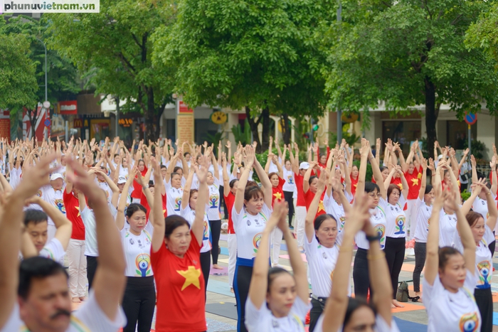 TPHCM: Hàng ngàn người đồng diễn Yoga trên phố đi bộ Nguyễn Huệ- Ảnh 6.