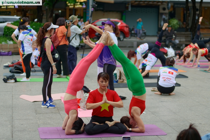 TPHCM: Hàng ngàn người đồng diễn Yoga trên phố đi bộ Nguyễn Huệ- Ảnh 8.